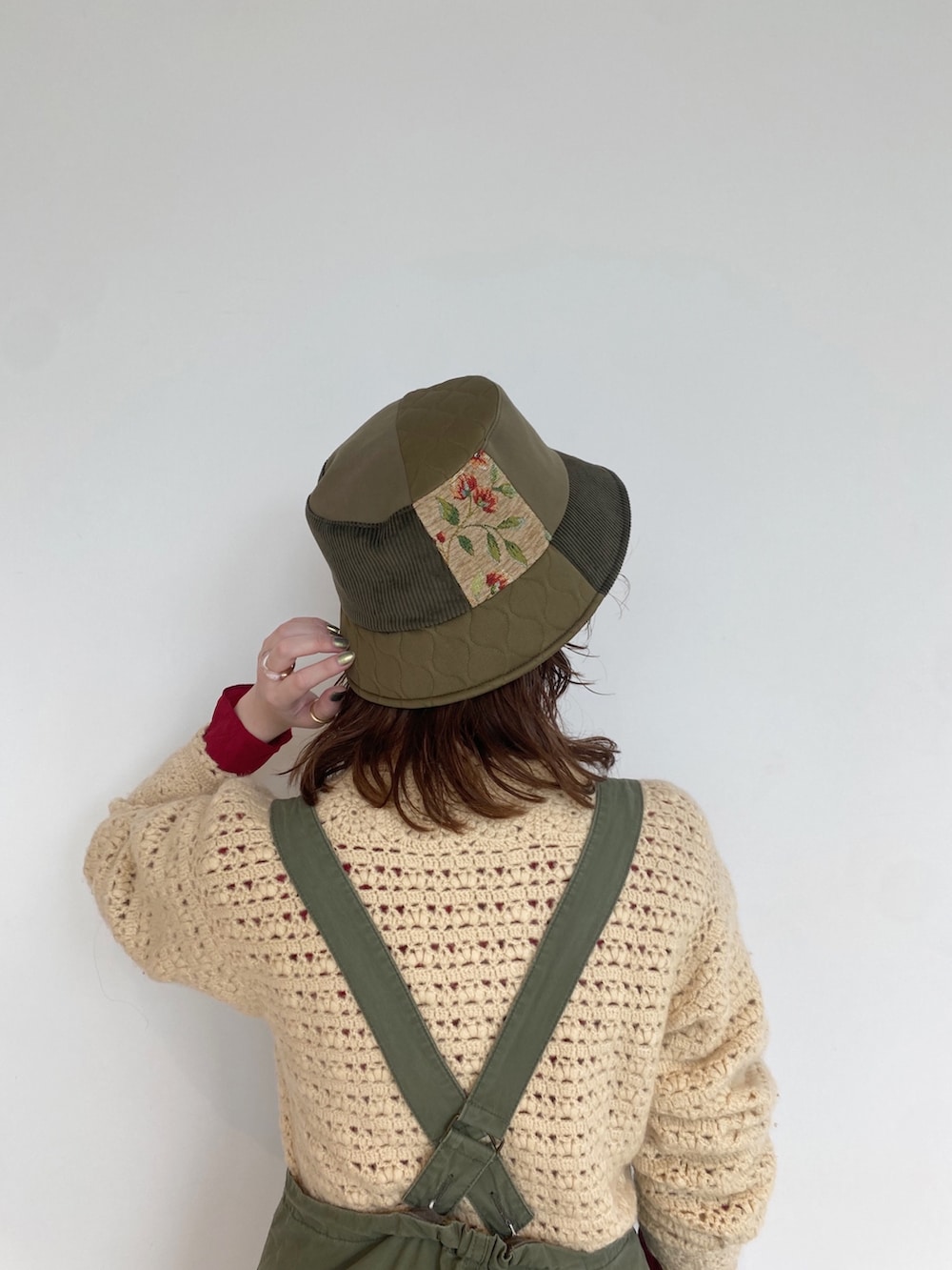 ベージュ系のオールインワン・サロペット、ベージュ系のニット/セーター、ブラック系のサンダルを着用したレディースの秋コーディネートの3枚目の写真