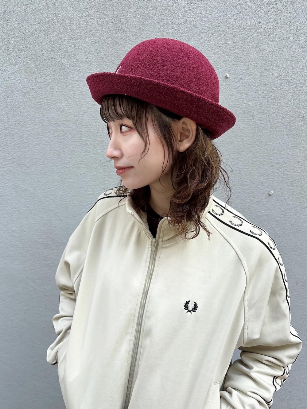 ブラウン系のTシャツ/カットソー、ブラック系のワンピース、ベージュ系のスニーカーを着用したレディースの春コーディネートの2枚目の写真