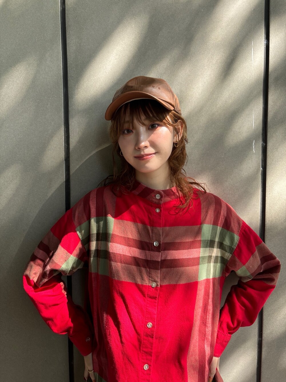 レッド系のシャツ/ブラウス、レッド系のスカート、ブラウン系のパンプスを着用したレディースの秋コーディネートの4枚目の写真