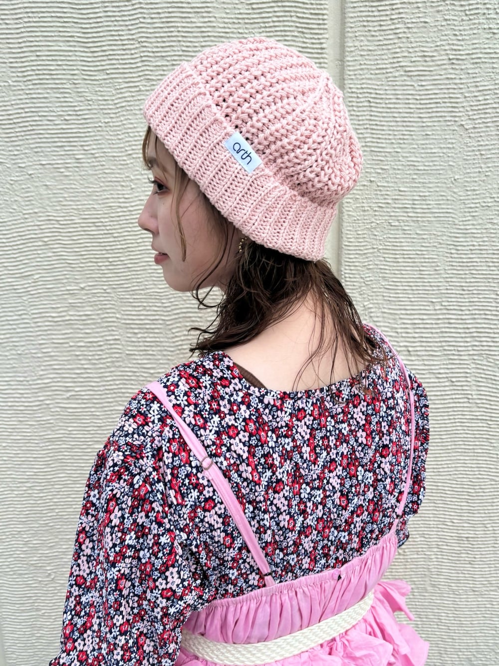 ピンク系のトップス、ピンク系のトップス、ブルー系のデニムパンツを着用したレディースの夏コーディネートの3枚目の写真