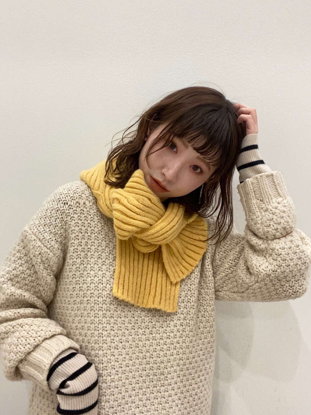 ホワイト系のニット/セーター、ホワイト系のニット/セーター、パープル系のパンツを着用したレディースの冬コーディネートの7枚目の写真