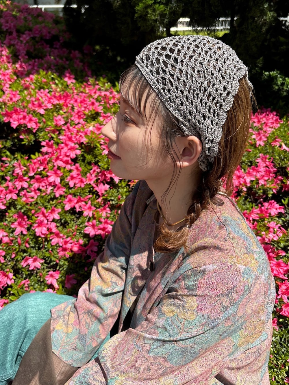 「古着MIX、今日のメイク、シアートップス、モード、休日スタイル、大人かわいい、デニム、スカーフ、ハット、中折れハット、テンガロンハット、UNIQLO U、スニーカー、override、バブーシュカ」｜「usedのアイテム（カーディガン/ボレロ、グリーン系）」を使った、panさん（レディース・163cm）の春コーディネートの4枚目の写真