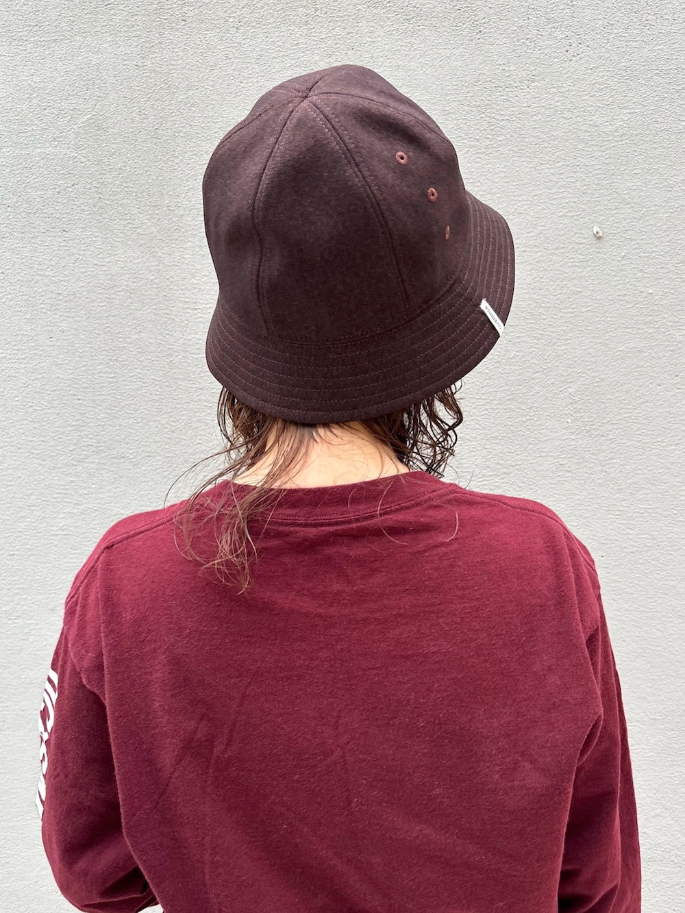 ブラウン系のTシャツ/カットソー、ブラウン系のデニムパンツ、ブラック系のスリッポンを着用したレディースの夏コーディネートの4枚目の写真