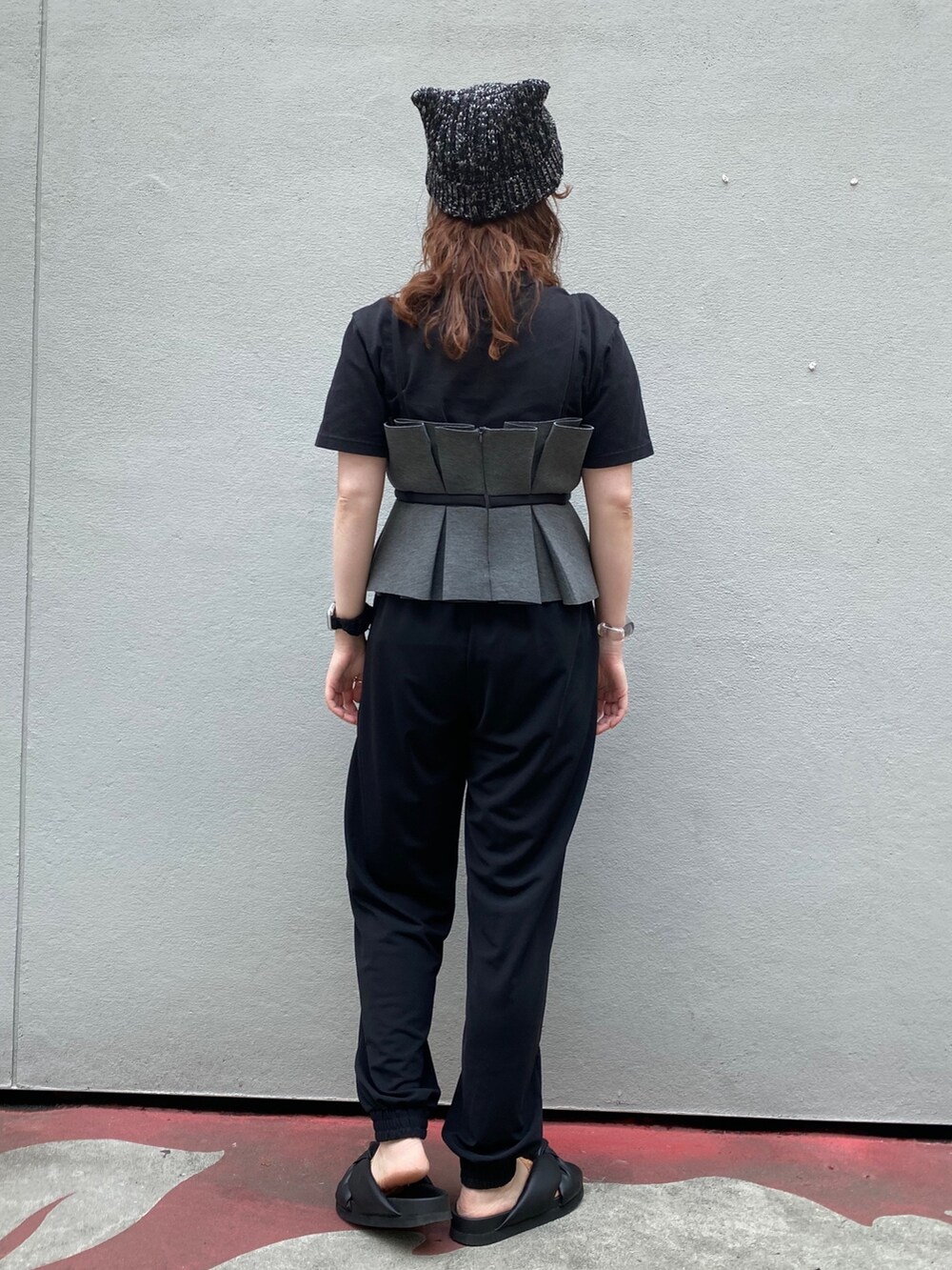 ブラック系のTシャツ/カットソー、グレー系のキャミソール、ブラック系のパンツを着用したレディースの春コーディネートの3枚目の写真