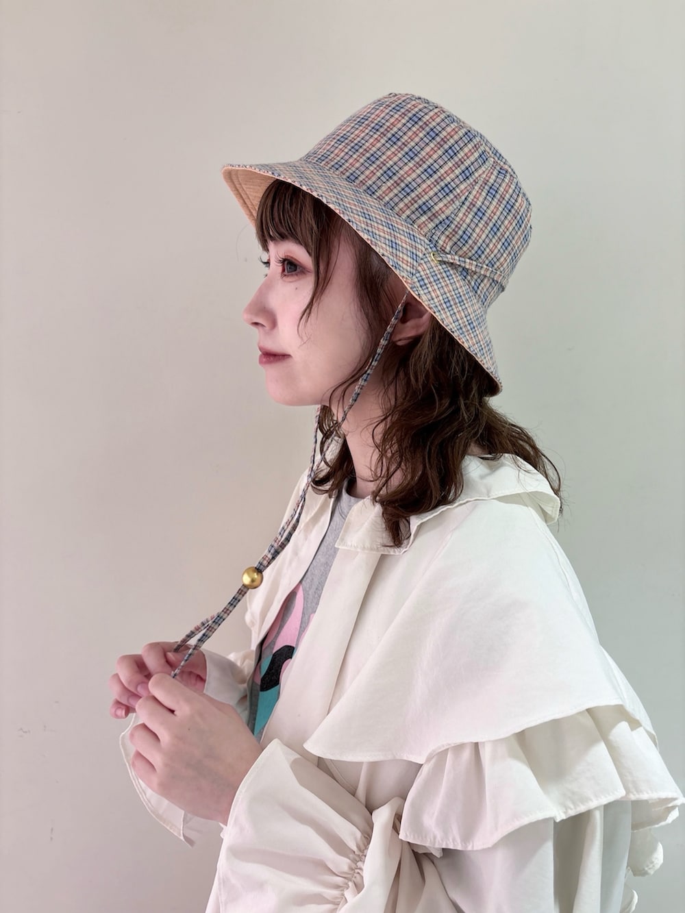 グレー系のTシャツ/カットソー、ホワイト系のシャツ/ブラウス、ピンク系のデニムパンツを着用したレディースの春コーディネートの2枚目の写真