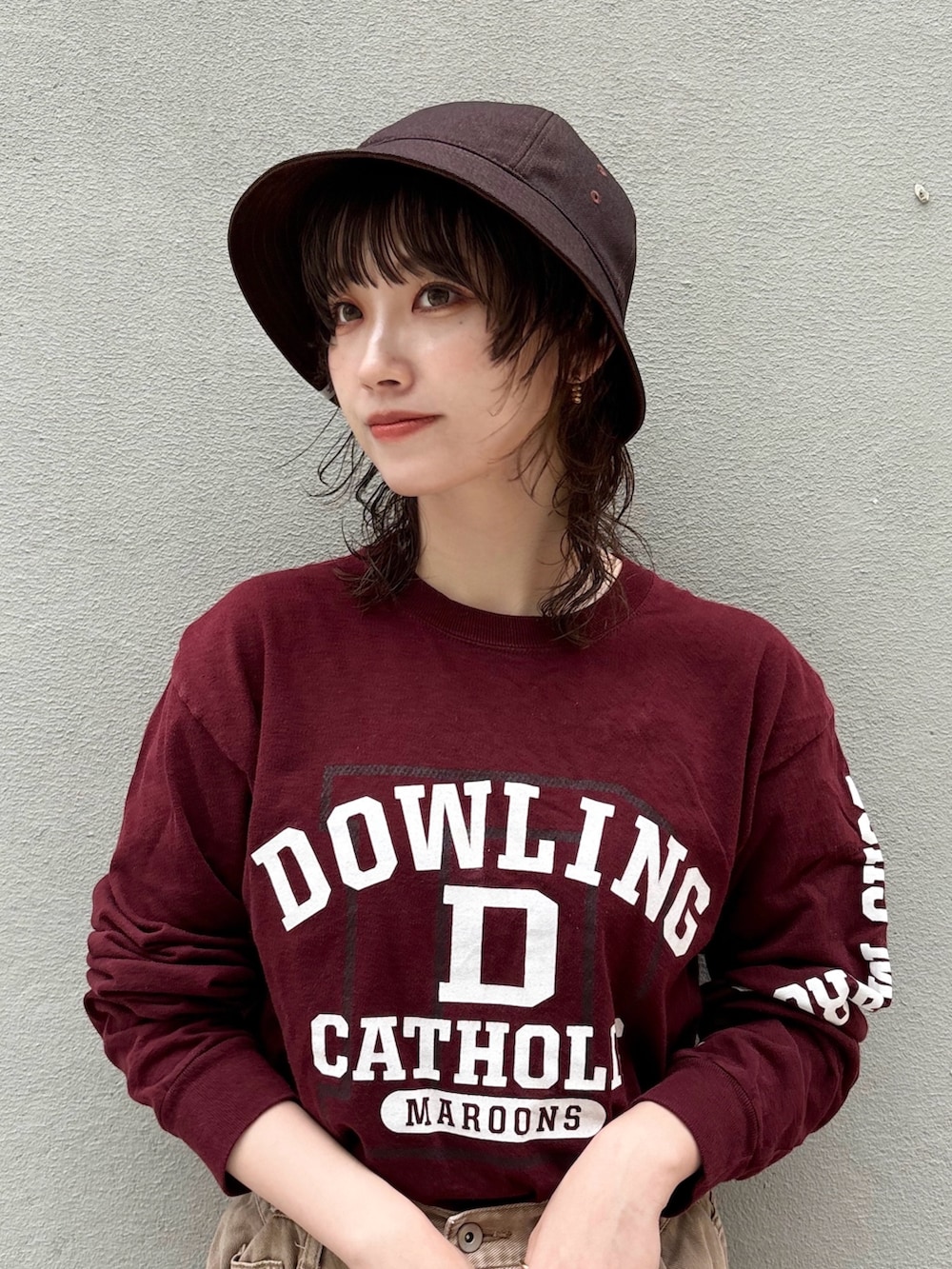 ブラウン系のTシャツ/カットソー、ブラウン系のデニムパンツ、ブラック系のスリッポンを着用したレディースの夏コーディネートの3枚目の写真