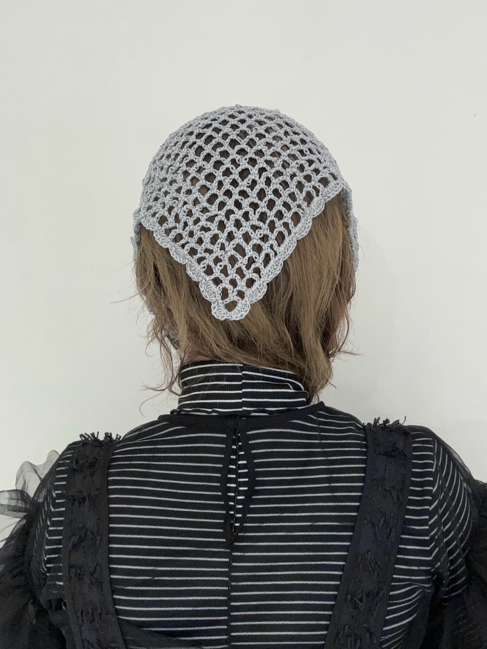 ブラック系のその他トップス、ブラック系のワンピース、ブラック系のTシャツ/カットソーを着用したレディースの春コーディネートの4枚目の写真