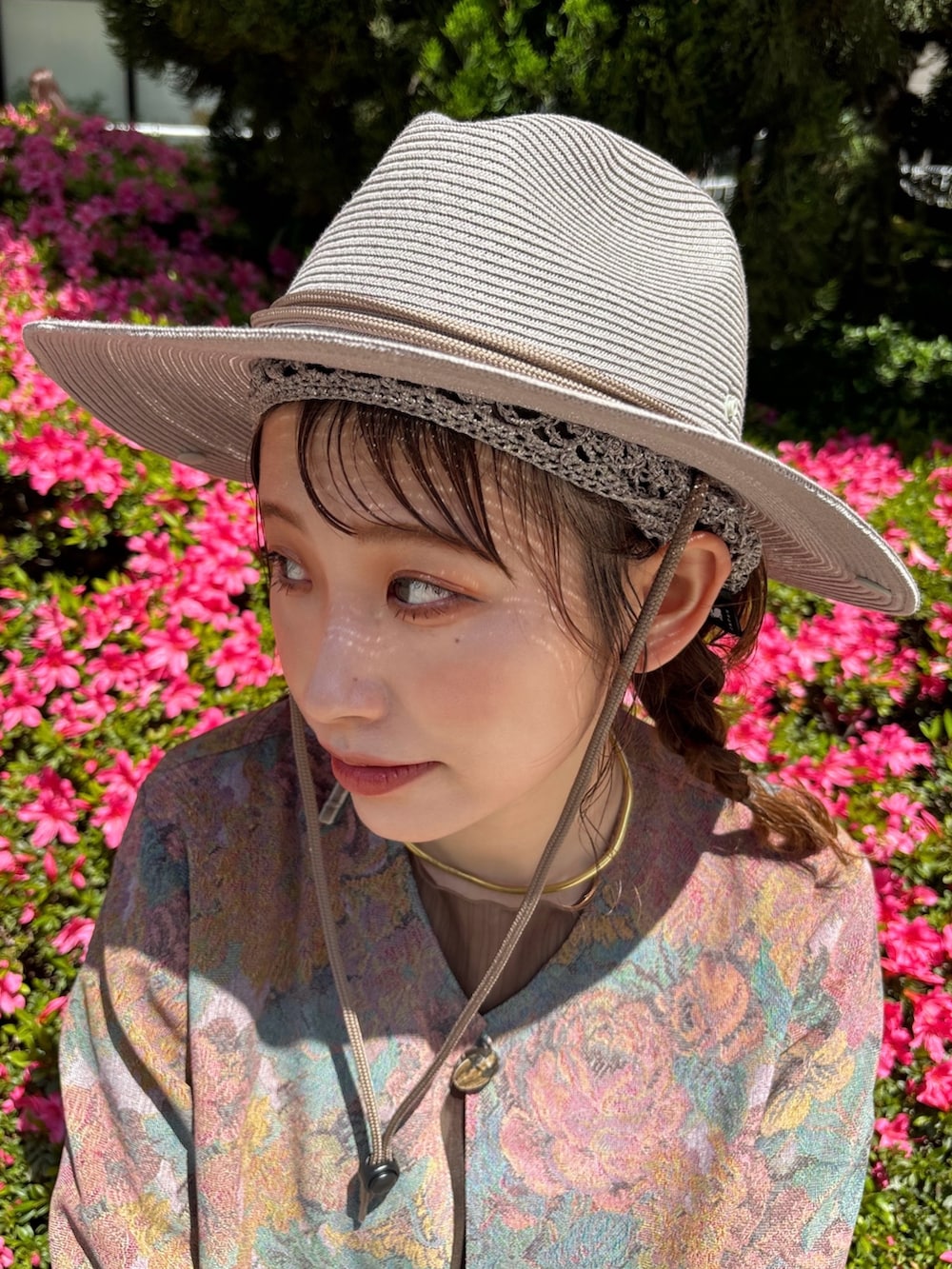 「古着MIX、今日のメイク、シアートップス、モード、休日スタイル、大人かわいい、デニム、スカーフ、ハット、中折れハット、テンガロンハット、UNIQLO U、スニーカー、override、バブーシュカ」｜「usedのアイテム（カーディガン/ボレロ、グリーン系）」を使った、panさん（レディース・163cm）の春コーディネートの2枚目の写真