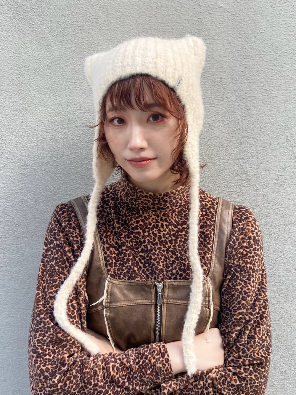 ブラウン系のTシャツ/カットソー、ブラウン系のチュニック、グレー系のパンツを着用したレディースの冬コーディネートの2枚目の写真