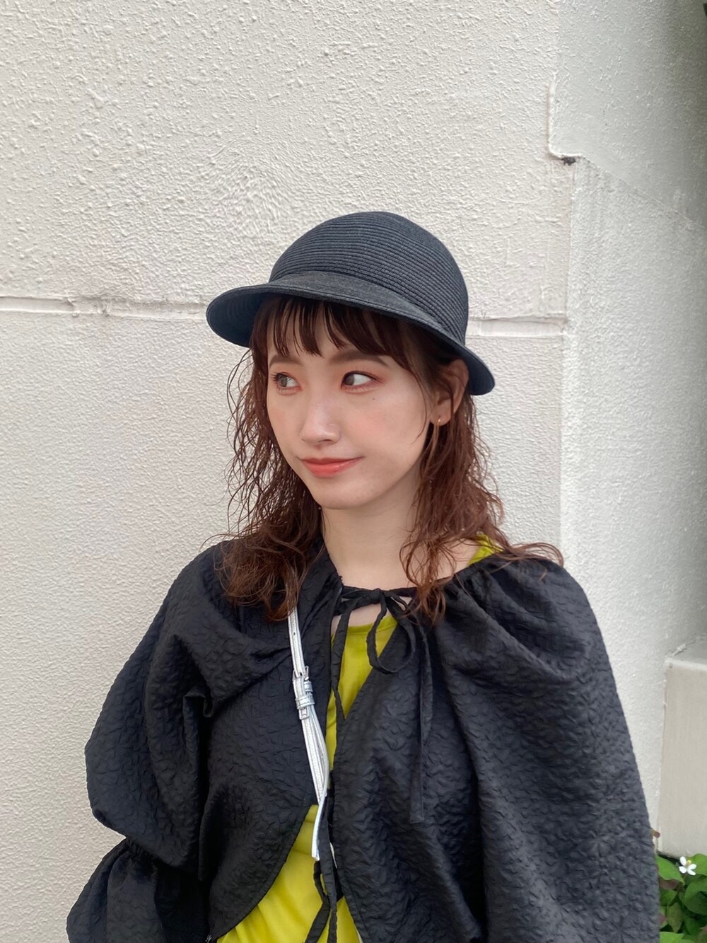 ブラック系のカーディガン/ボレロ、グリーン系のTシャツ/カットソー、ブラック系のスカートを着用したレディースの夏コーディネートの2枚目の写真