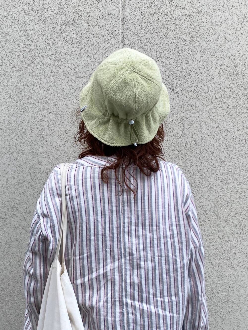 ホワイト系のテーラードジャケット、ホワイト系のシャツ/ブラウス、ブラック系のデニムパンツを着用したレディースの春コーディネートの3枚目の写真