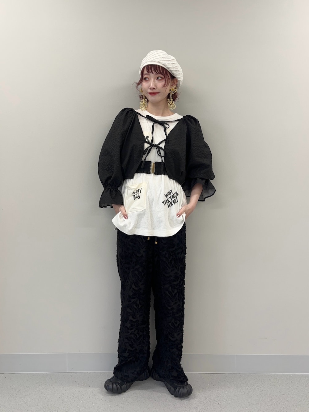 ブラック系のカーディガン/ボレロ、ホワイト系のTシャツ/カットソー、ブラック系のその他パンツを着用したレディースの春コーディネートの2枚目の写真