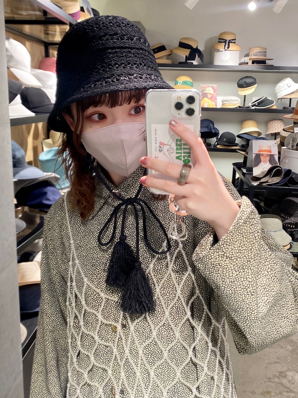 ピンク系のワンピース、シルバー系のバレエシューズ、ブラック系のデニムパンツを着用したレディースの春コーディネートの2枚目の写真