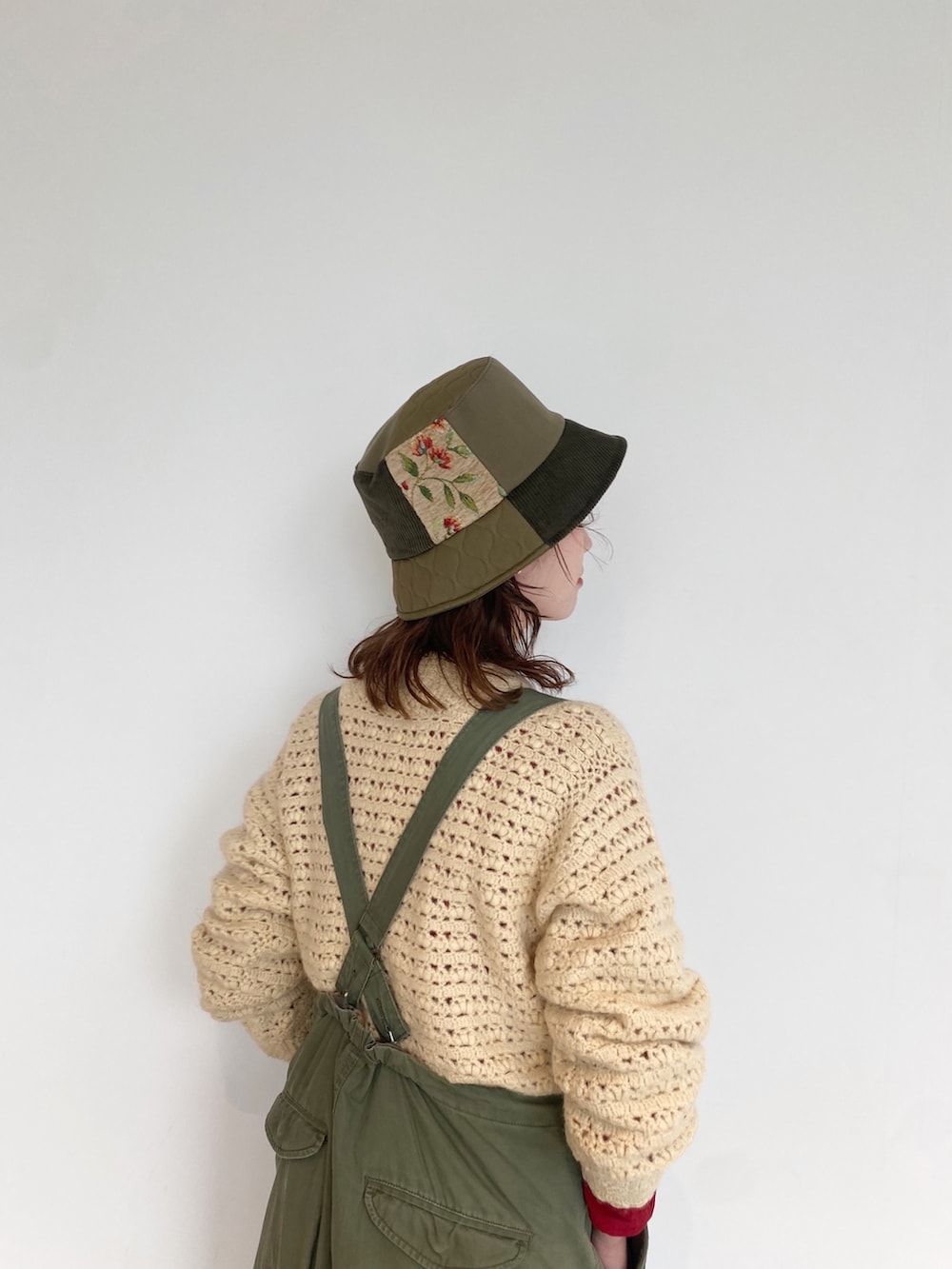 ベージュ系のオールインワン・サロペット、ベージュ系のニット/セーター、ブラック系のサンダルを着用したレディースの秋コーディネートの2枚目の写真