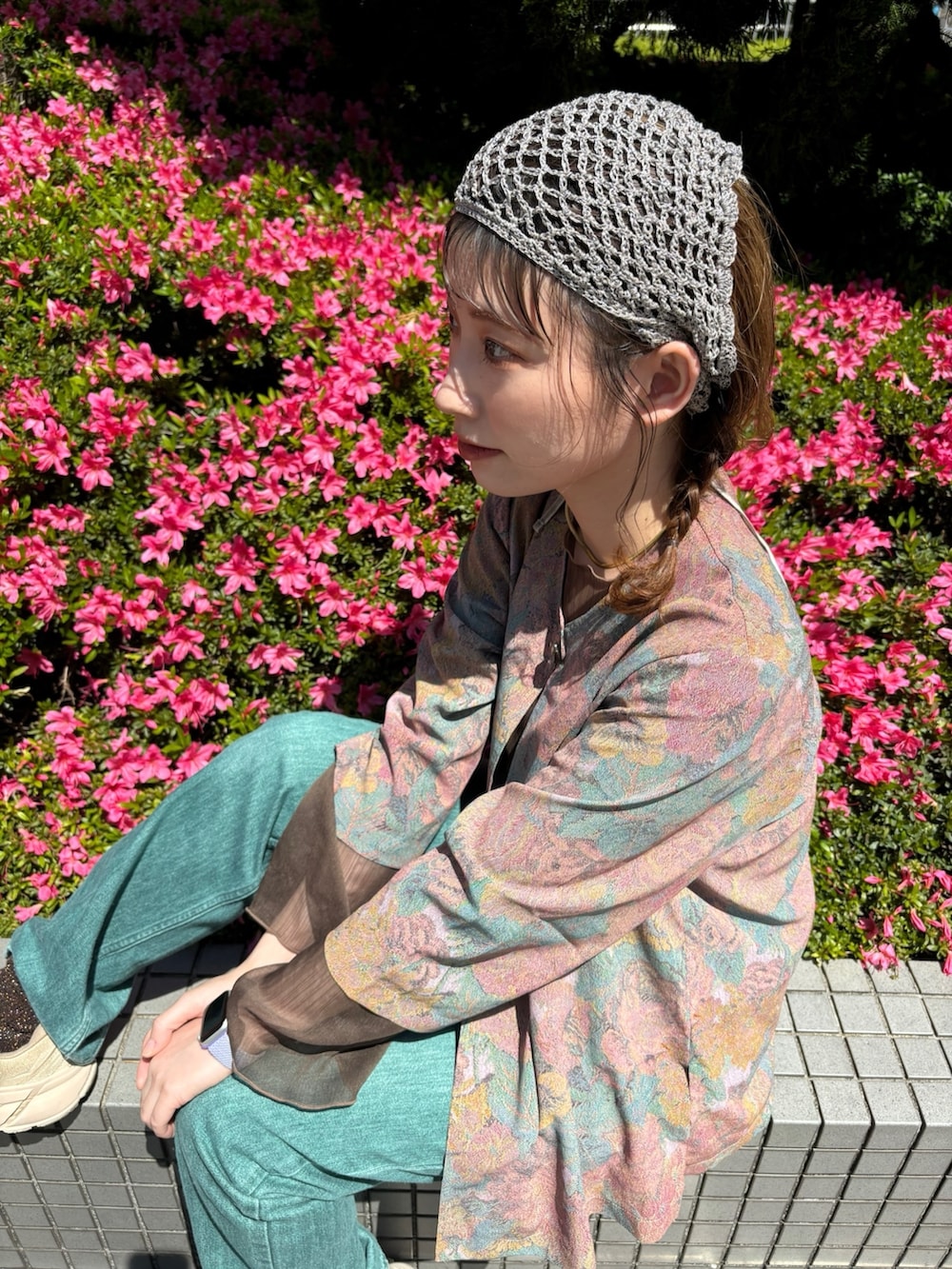 「古着MIX、今日のメイク、シアートップス、モード、休日スタイル、大人かわいい、デニム、スカーフ、ハット、中折れハット、テンガロンハット、UNIQLO U、スニーカー、override、バブーシュカ」｜「usedのアイテム（カーディガン/ボレロ、グリーン系）」を使った、panさん（レディース・163cm）の春コーディネートの3枚目の写真