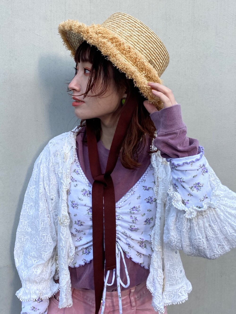 パープル系のTシャツ/カットソー、パープル系のTシャツ/カットソー、パープル系のトップスを着用したレディースの春コーディネートの3枚目の写真