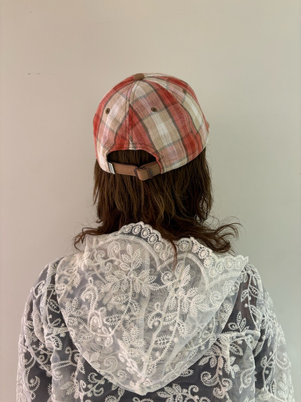 ブラウン系のTシャツ/カットソー、ブラウン系のデニムパンツ、ベージュ系のスニーカーを着用したレディースの春コーディネートの3枚目の写真