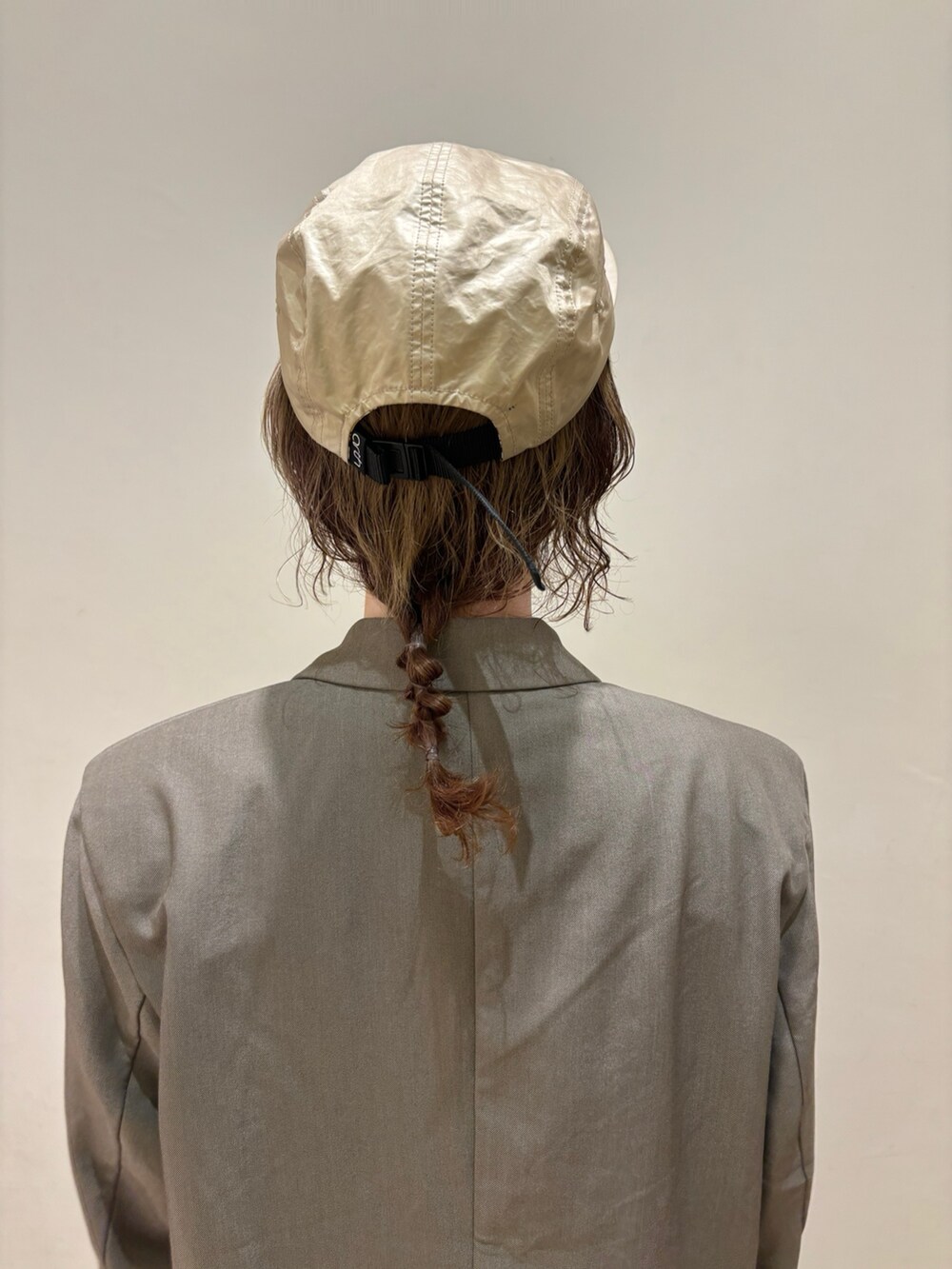 ブラウン系のテーラードジャケット、ブラウン系のスラックス、ベージュ系のスニーカーを着用したレディースの春コーディネートの3枚目の写真