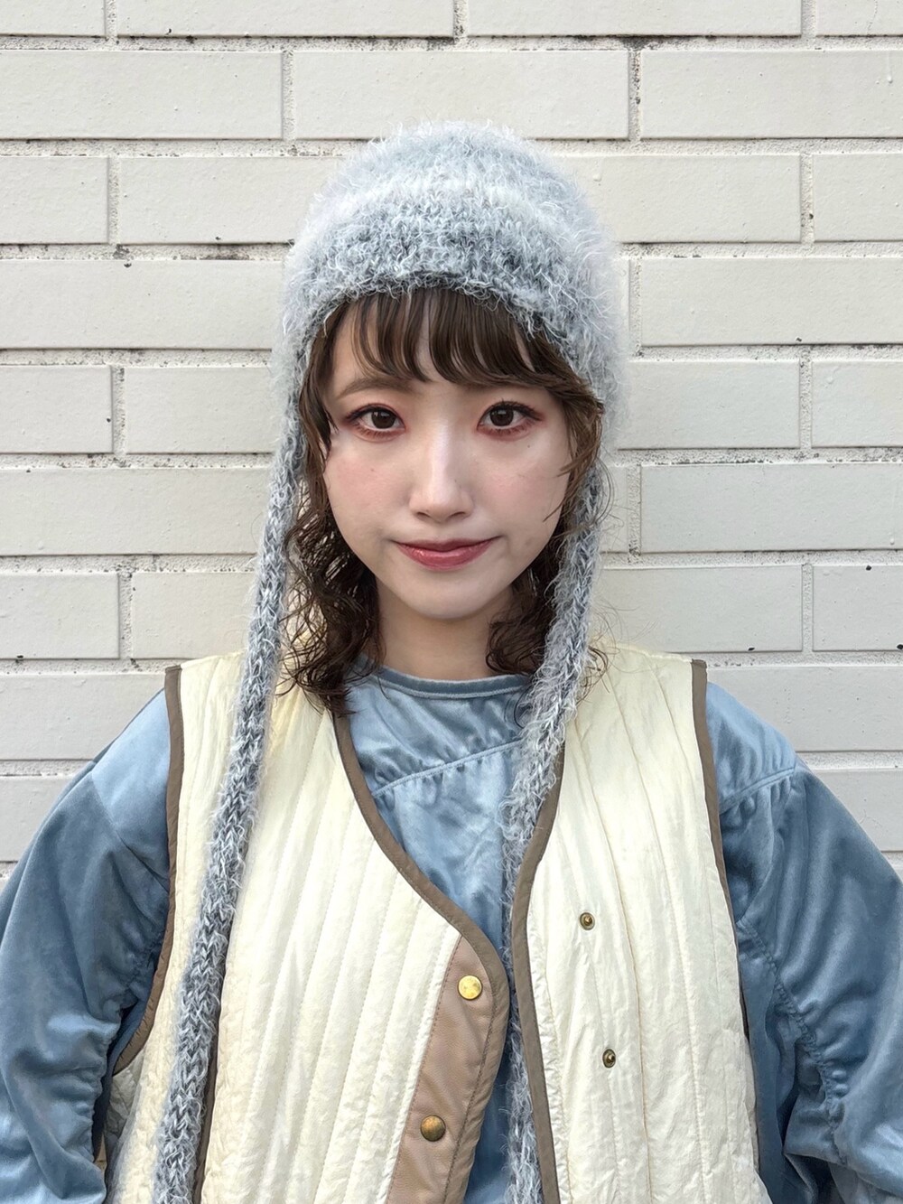 ブルー系のTシャツ/カットソー、ブルー系のデニムパンツ、ホワイト系のその他アウターを着用したレディースの秋コーディネートの3枚目の写真