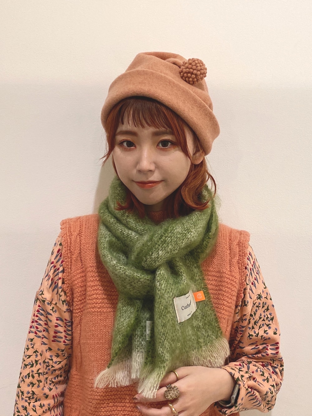 「カオリノモリ、淡色コーデ、トーク帽、古着MIX、ケーブルニット、ニットベスト、ベスト、アトリエドゥサボン、ホワイト、ホワイトパンツ、Hender Scheme、ワッチ、マフラー、グリーン、オレンジ」｜「kaorinomoriのカオリノモリ　ヨウルプッキトーク（ハット、オレンジ系）」を使った、panさん（レディース・163cm）の秋コーディネートの2枚目の写真