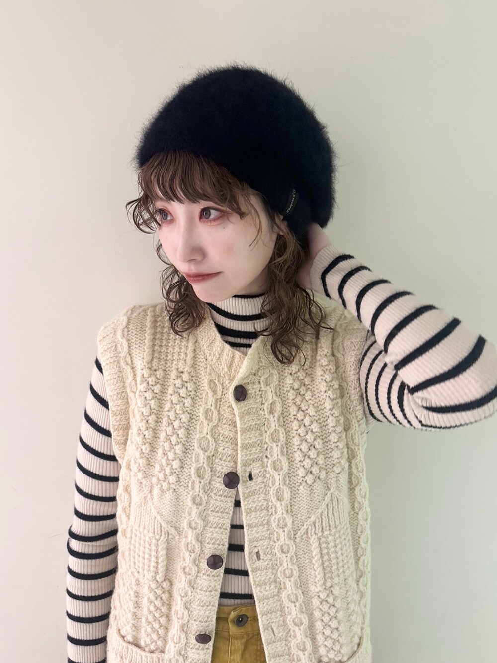 ホワイト系のニット/セーター、ホワイト系のニット/セーター、イエロー系のスカートを着用したレディースの秋コーディネートの2枚目の写真