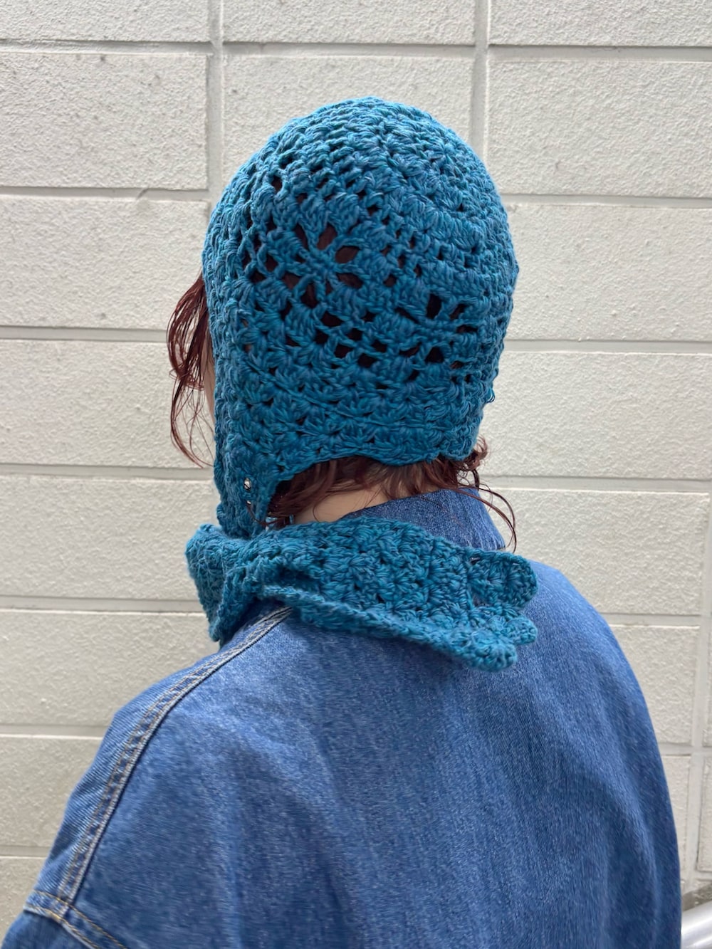 グレー系のTシャツ/カットソー、ホワイト系のワンピース、ブルー系のボディバッグ/ウエストポーチを着用したレディースの春コーディネートの3枚目の写真