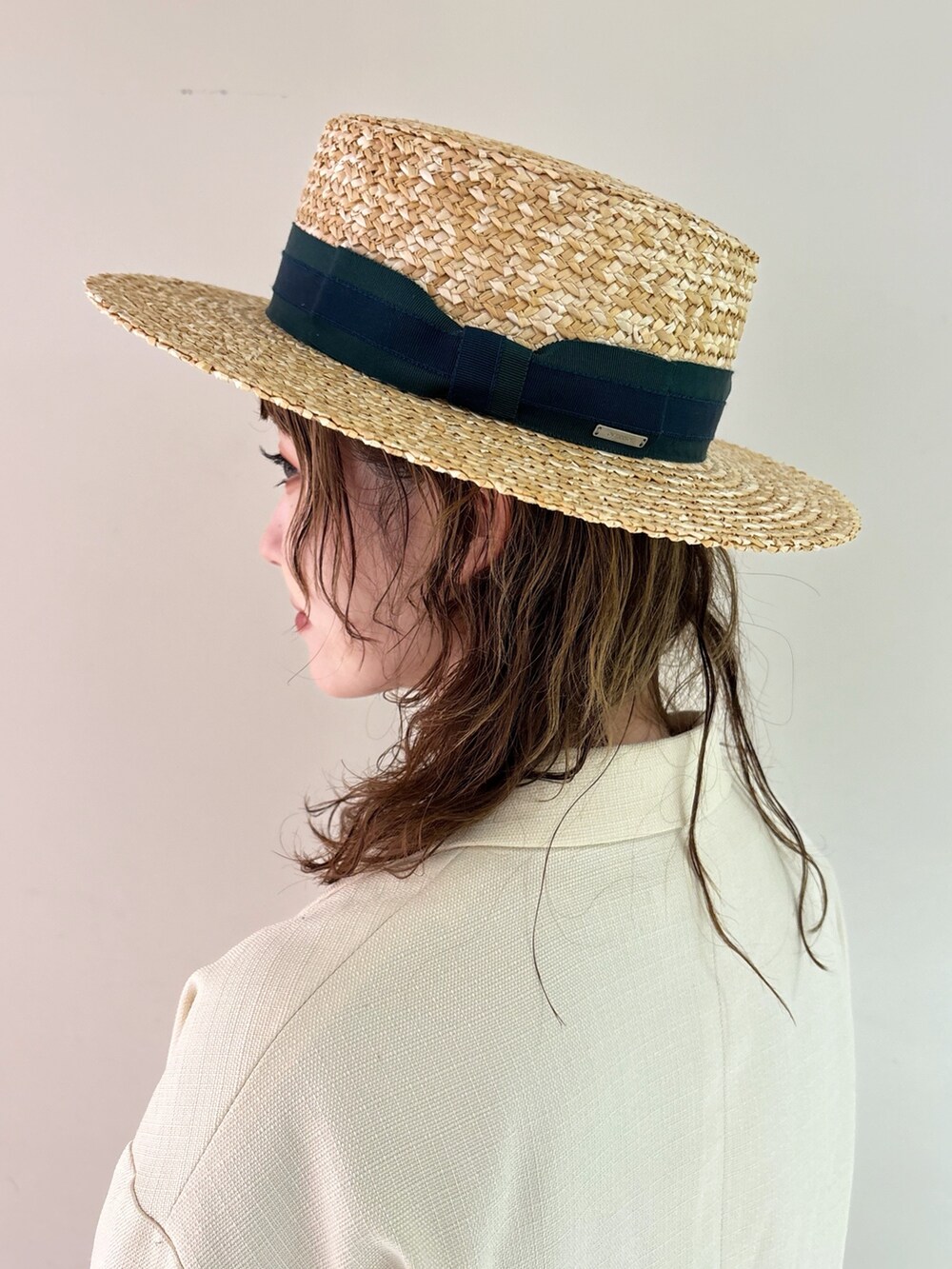 ホワイト系のテーラードジャケット、グレー系のTシャツ/カットソー、グリーン系のデニムパンツを着用したレディースの春コーディネートの3枚目の写真