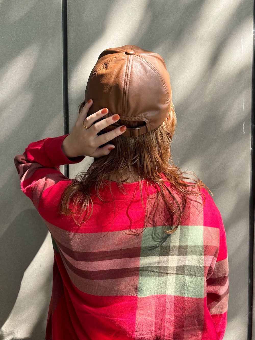 レッド系のシャツ/ブラウス、レッド系のスカート、ブラウン系のパンプスを着用したレディースの秋コーディネートの5枚目の写真