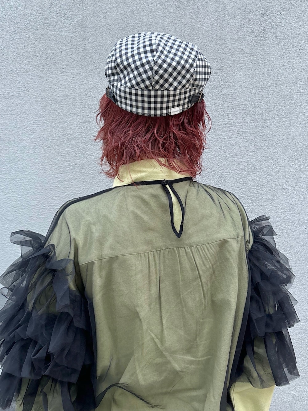 ブラック系のその他トップス、グリーン系のシャツ/ブラウス、ブラック系のスカートを着用したレディースの冬コーディネートの3枚目の写真