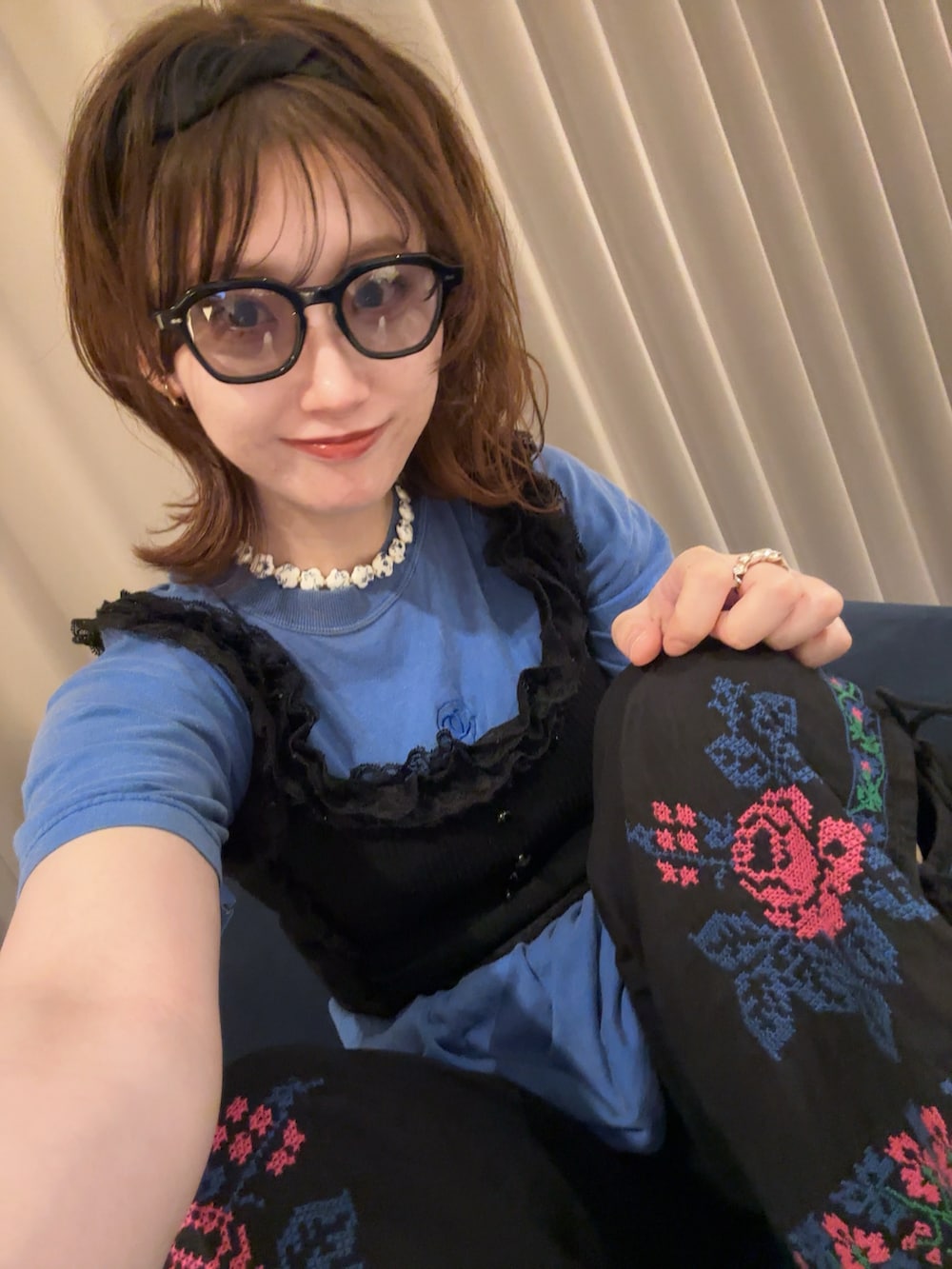 ブラック系のその他パンツ、ピンク系のスニーカー、ブルー系のTシャツ/カットソーを着用したレディースの夏コーディネートの2枚目の写真