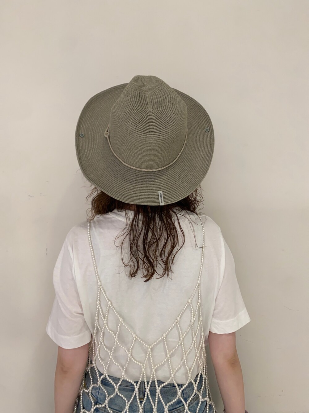 ホワイト系のTシャツ/カットソー、ピンク系のワンピース、ブルー系のデニムパンツを着用したレディースの夏コーディネートの3枚目の写真