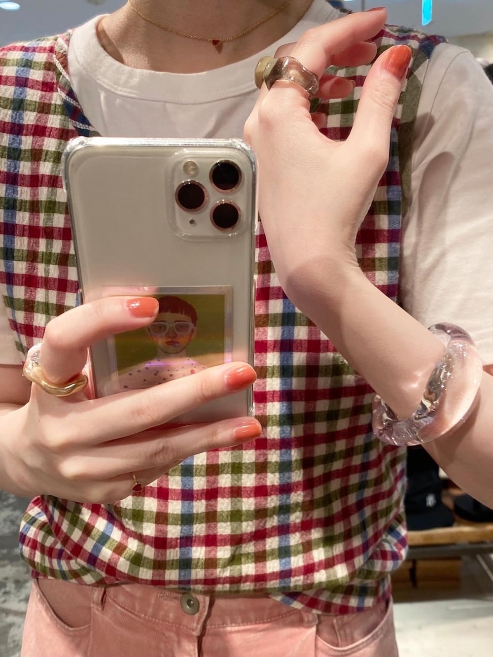 その他のベスト、ブラック系のサンダル、ピンク系のデニムパンツを着用したレディースの夏コーディネートの2枚目の写真