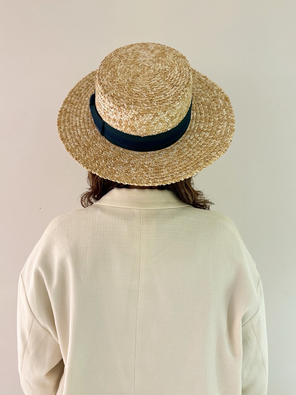 ホワイト系のテーラードジャケット、グレー系のTシャツ/カットソー、グリーン系のデニムパンツを着用したレディースの春コーディネートの4枚目の写真