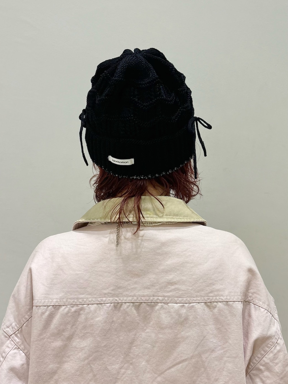 ブラウン系のその他パンツ、ブラック系のスニーカー、ピンク系のカバーオールを着用したレディースの冬コーディネートの4枚目の写真