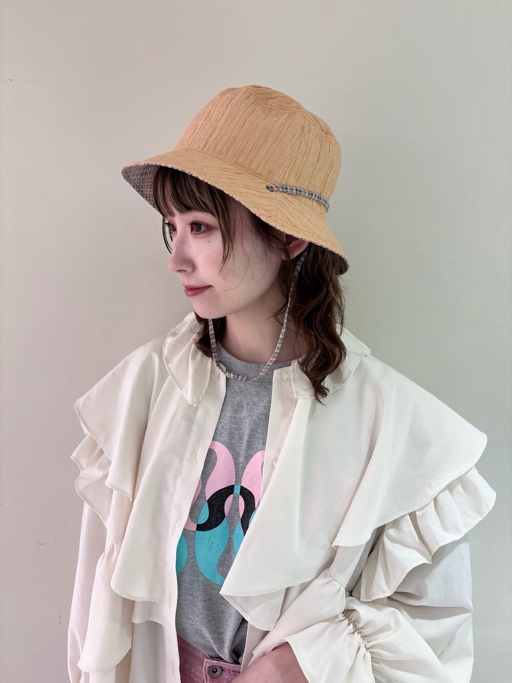 グレー系のTシャツ/カットソー、ホワイト系のシャツ/ブラウス、ピンク系のデニムパンツを着用したレディースの春コーディネートの4枚目の写真