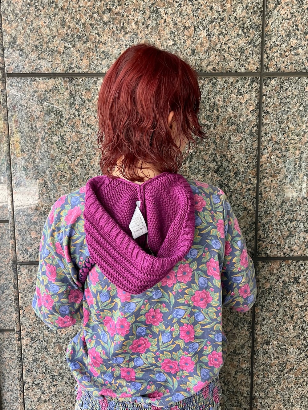 ブルー系のトップス、ブルー系のデニムパンツ、グレー系のスニーカーを着用したレディースの秋コーディネートの3枚目の写真