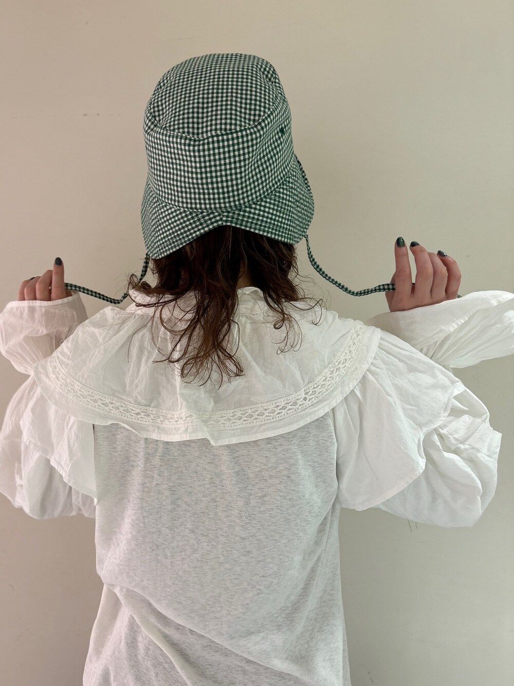 ホワイト系のシャツ/ブラウス、ホワイト系のTシャツ/カットソー、ブラウン系のパンツを着用したレディースの春コーディネートの4枚目の写真