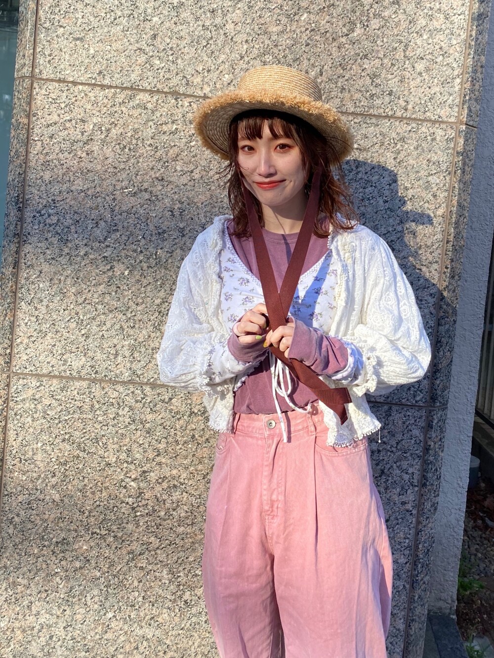 パープル系のTシャツ/カットソー、パープル系のTシャツ/カットソー、パープル系のトップスを着用したレディースの春コーディネートの2枚目の写真