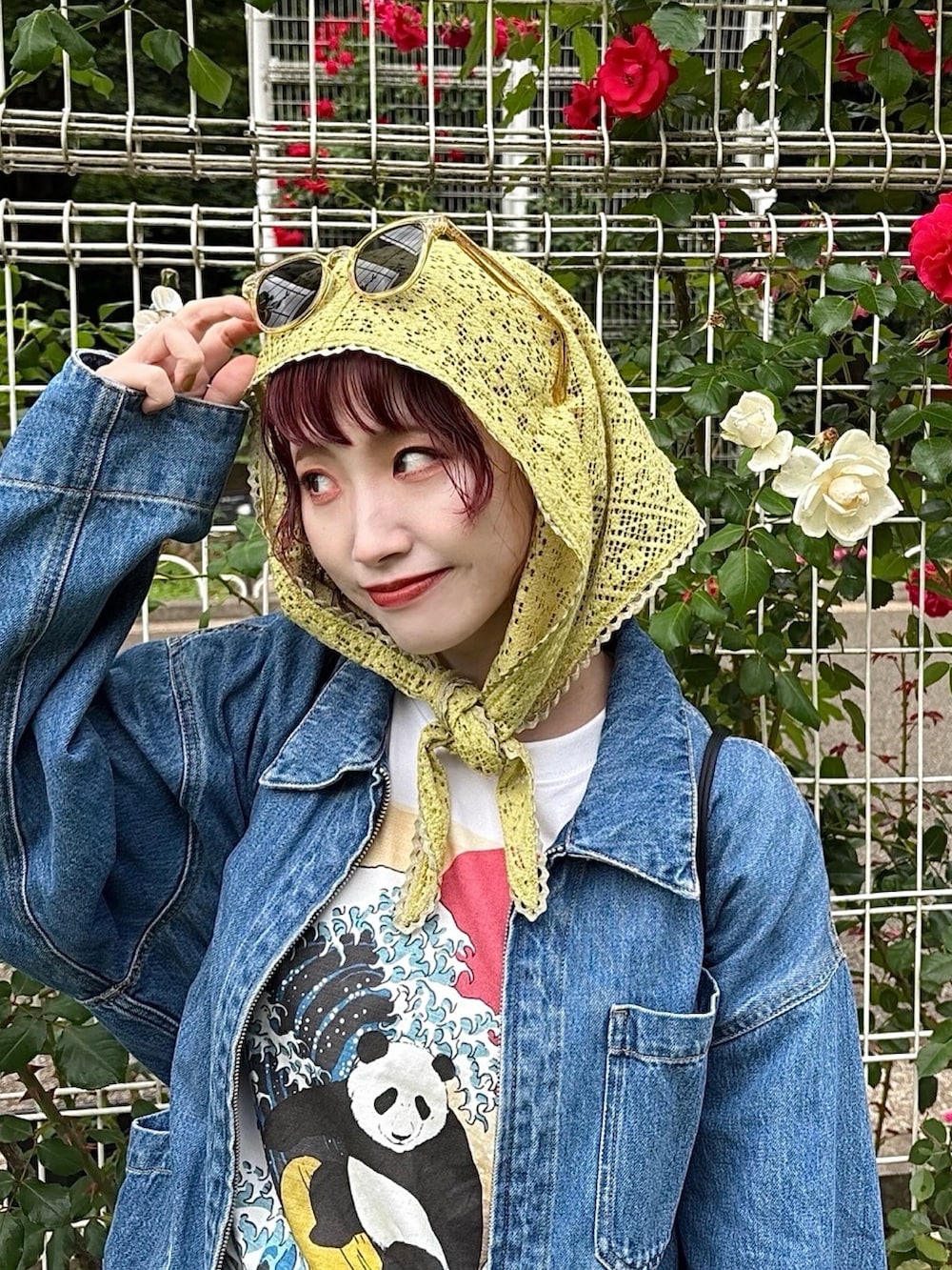 ブルー系のデニムジャケット、ブルー系のデニムパンツ、ブラック系のスリッポンを着用したレディースの夏コーディネートの2枚目の写真