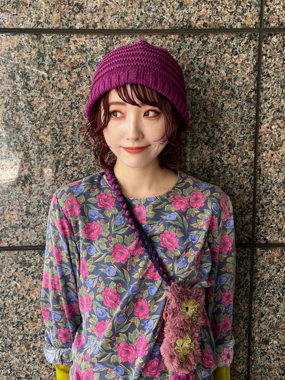 ブルー系のトップス、ブルー系のデニムパンツ、グレー系のスニーカーを着用したレディースの秋コーディネートの2枚目の写真