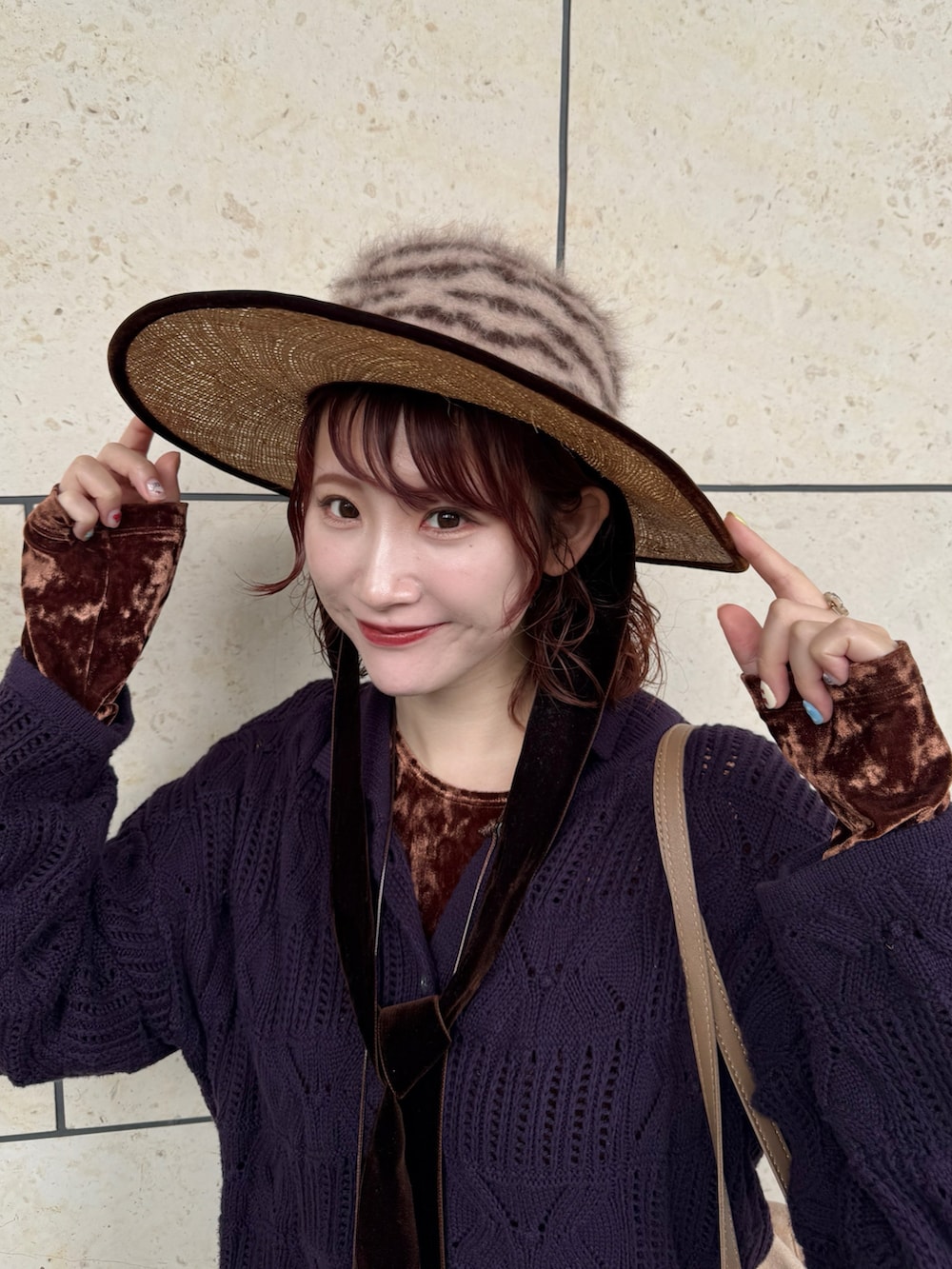 パープル系のカーディガン/ボレロ、ブラウン系のTシャツ/カットソー、ブラウン系のその他パンツを着用したレディースの秋コーディネートの2枚目の写真