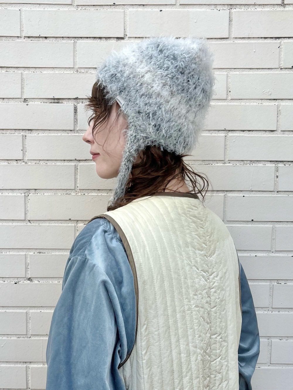 ブルー系のTシャツ/カットソー、ブルー系のデニムパンツ、ホワイト系のその他アウターを着用したレディースの秋コーディネートの2枚目の写真