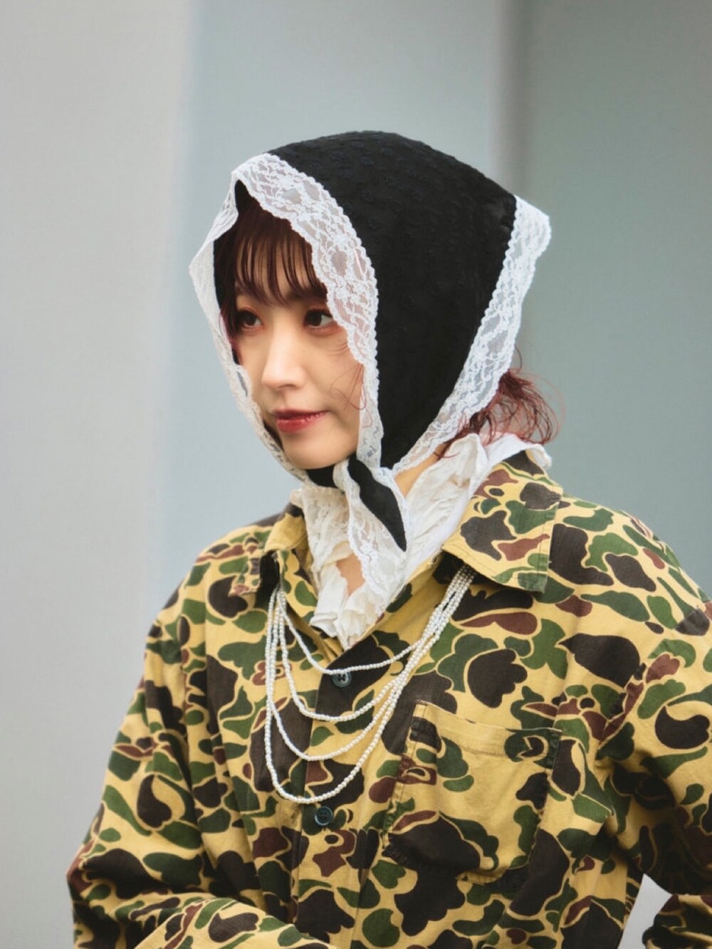 ブラック系のヘアバンドを着用したレディースの春コーディネートの2枚目の写真