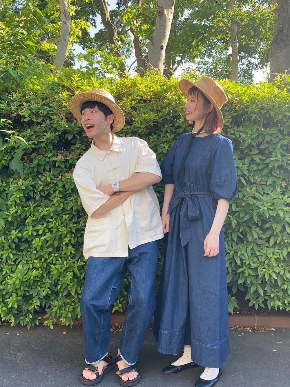 ブルー系のワンピース、ブラック系のバレエシューズ、ホワイト系のシャツ/ブラウスを着用したレディースの春コーディネートの2枚目の写真