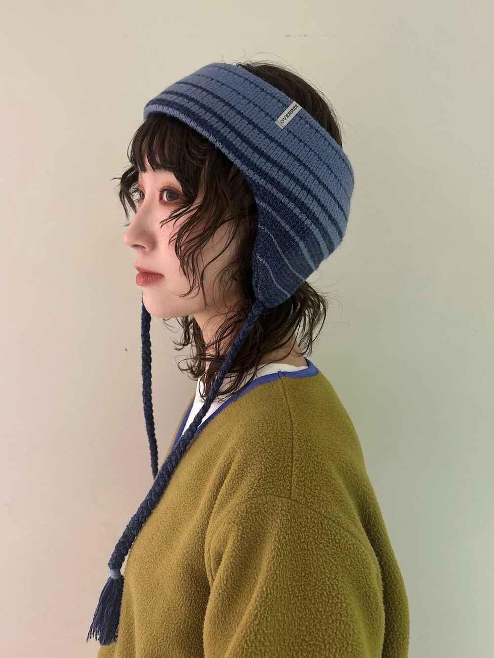 グリーン系のその他トップス、ブラック系のデニムパンツ、グレー系のスニーカーを着用したレディースの秋コーディネートの5枚目の写真