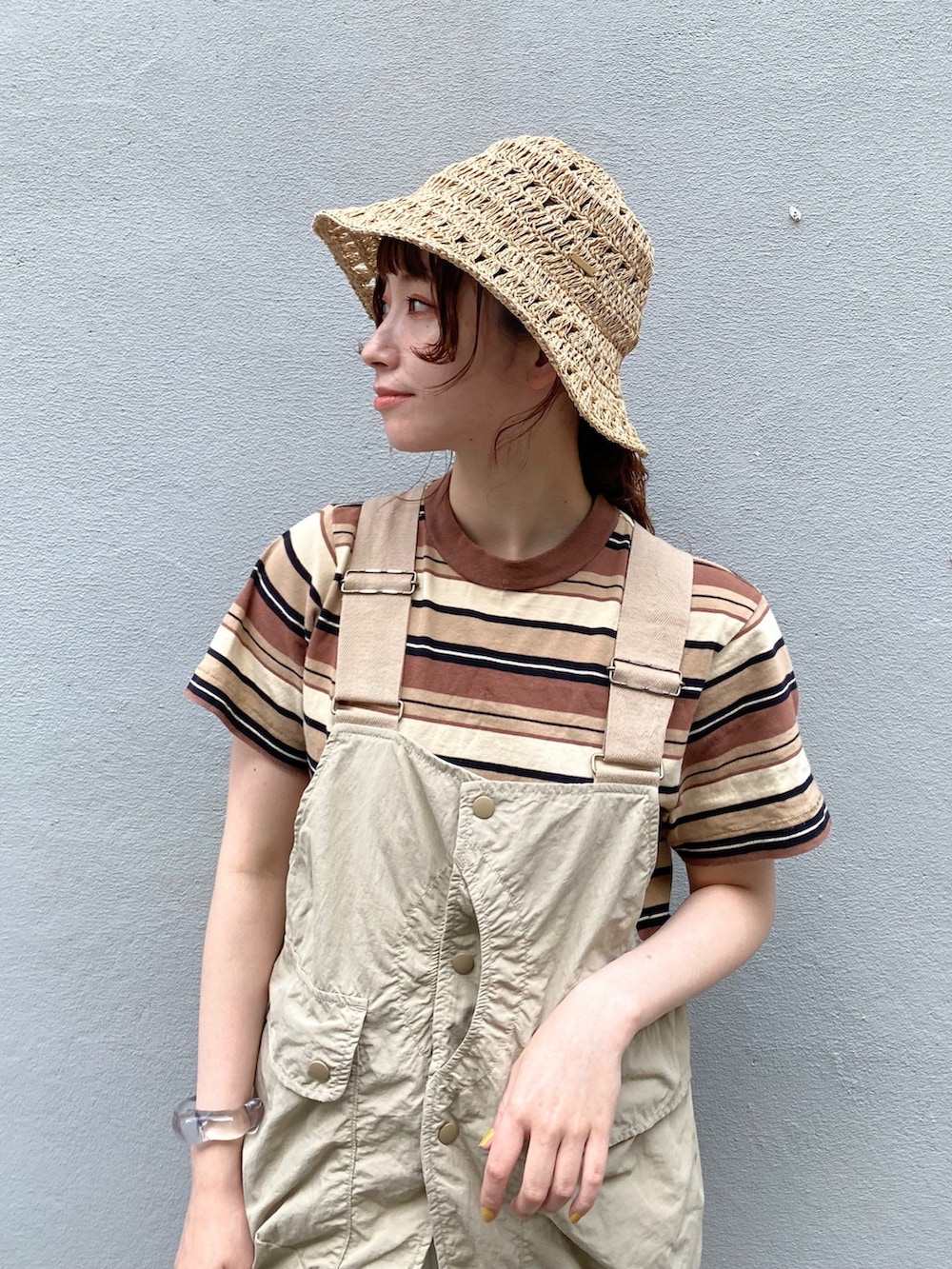 ブラウン系のTシャツ/カットソー、ベージュ系のベスト、ホワイト系のスウェットパンツを着用したレディースの春コーディネートの2枚目の写真
