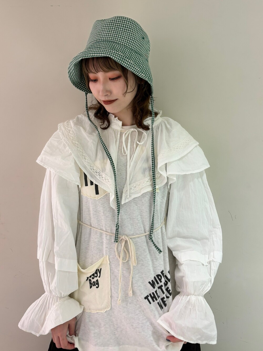 ホワイト系のシャツ/ブラウス、ホワイト系のTシャツ/カットソー、ブラウン系のパンツを着用したレディースの春コーディネートの6枚目の写真