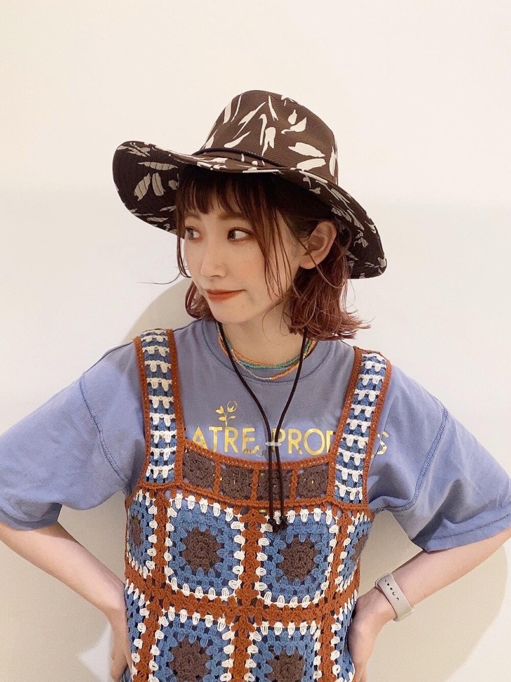 ブラウン系のタンクトップ、ブルー系のTシャツ/カットソー、ブルー系のデニムパンツを着用したレディースの春コーディネートの2枚目の写真