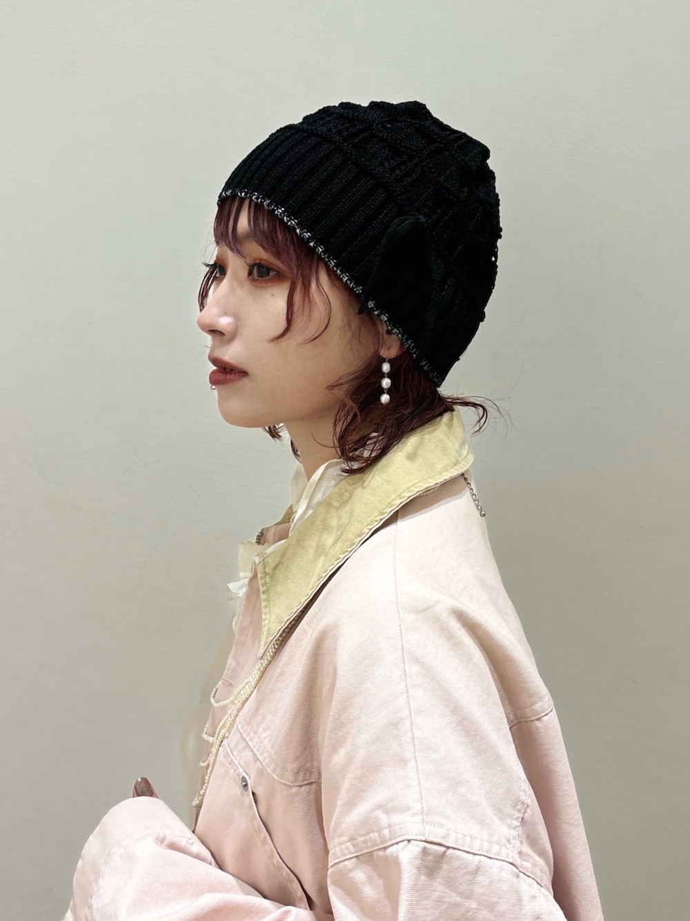 ブラウン系のその他パンツ、ブラック系のスニーカー、ピンク系のカバーオールを着用したレディースの冬コーディネートの3枚目の写真