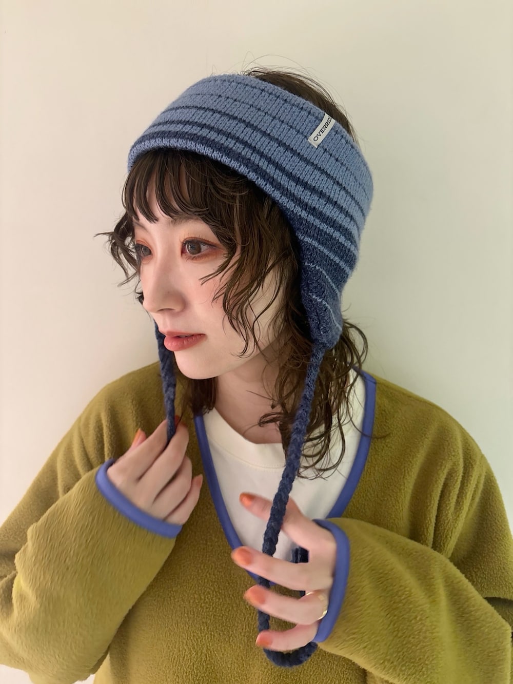 グリーン系のその他トップス、ブラック系のデニムパンツ、グレー系のスニーカーを着用したレディースの秋コーディネートの3枚目の写真